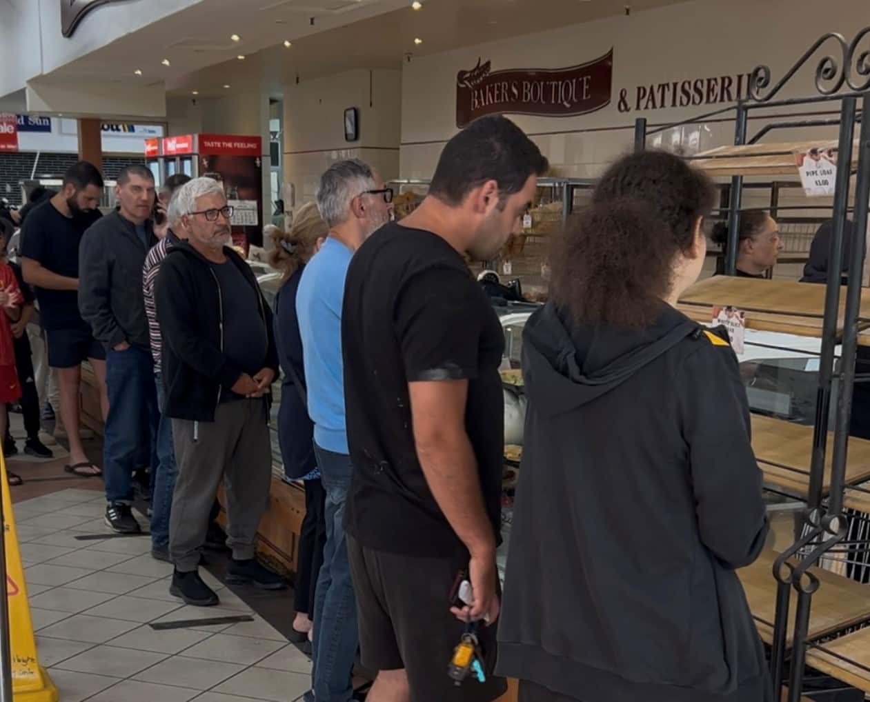 Fırın önünde Ramazan pidesi bekleyen toplum bireylerimiz .jpg