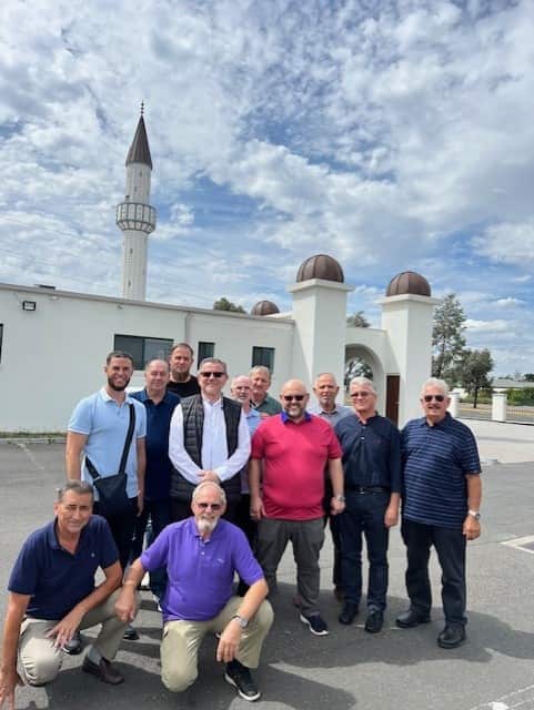 Hafiz Ensar ef. Ćutahija sa grupom džematlija u Breisbaneu.jpg