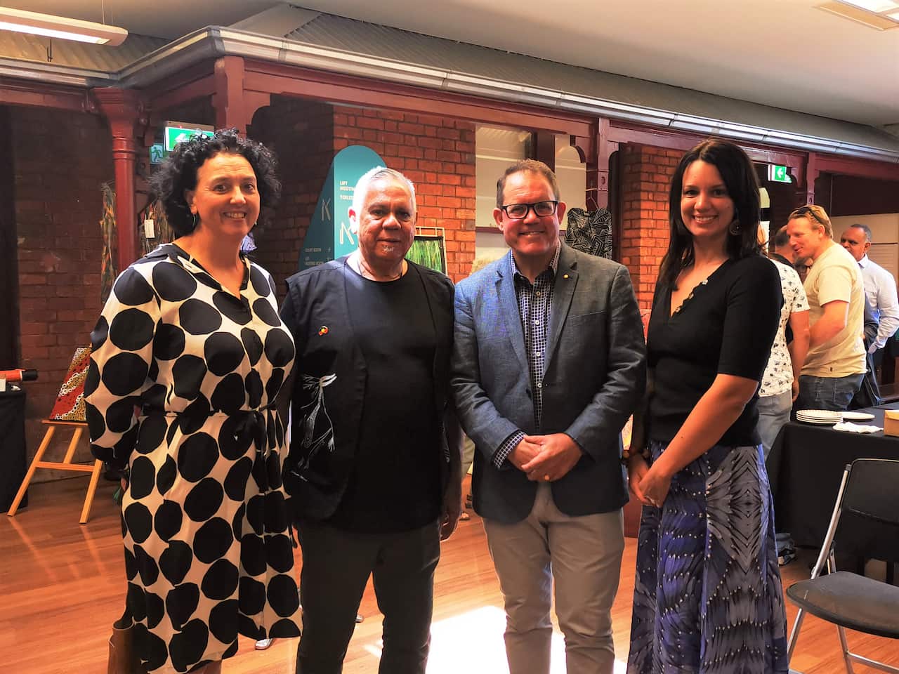 Les Huddleston Lipwurrunga hamutuk ho nia subrinha no Membru Parlamentu nain rua husi Governu Federal no Northern Territory