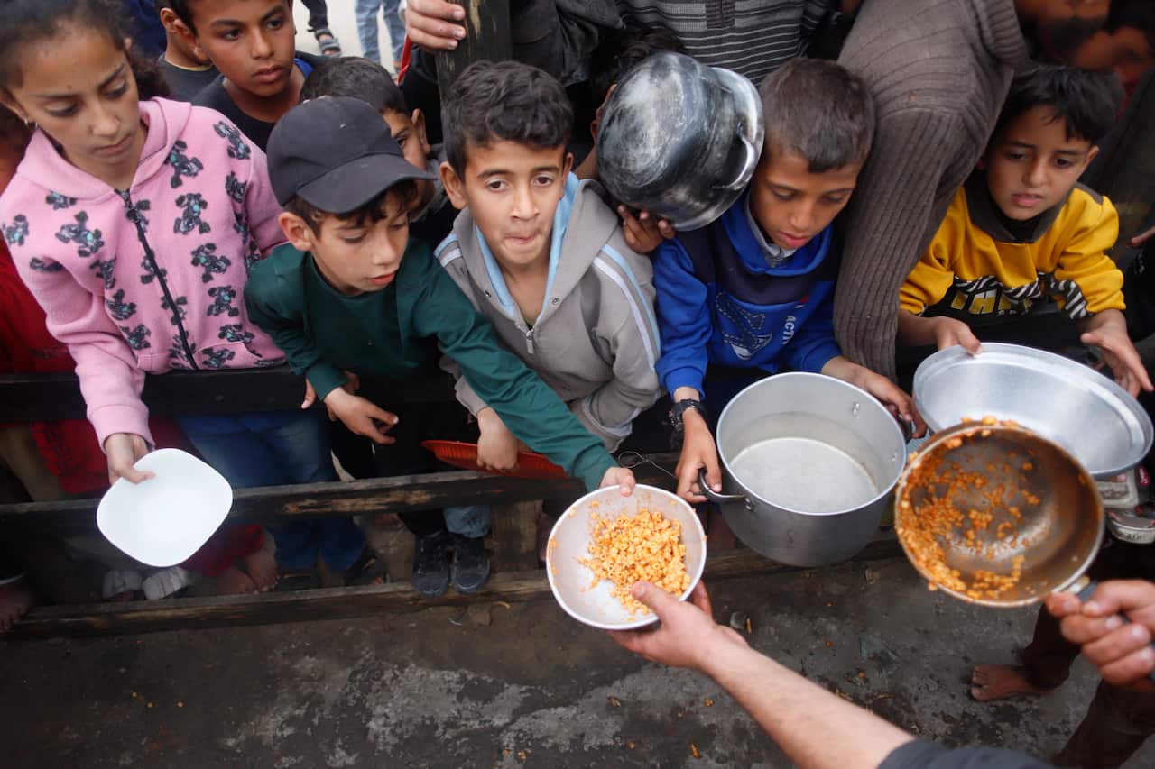 Gazan children gather to collect food aid