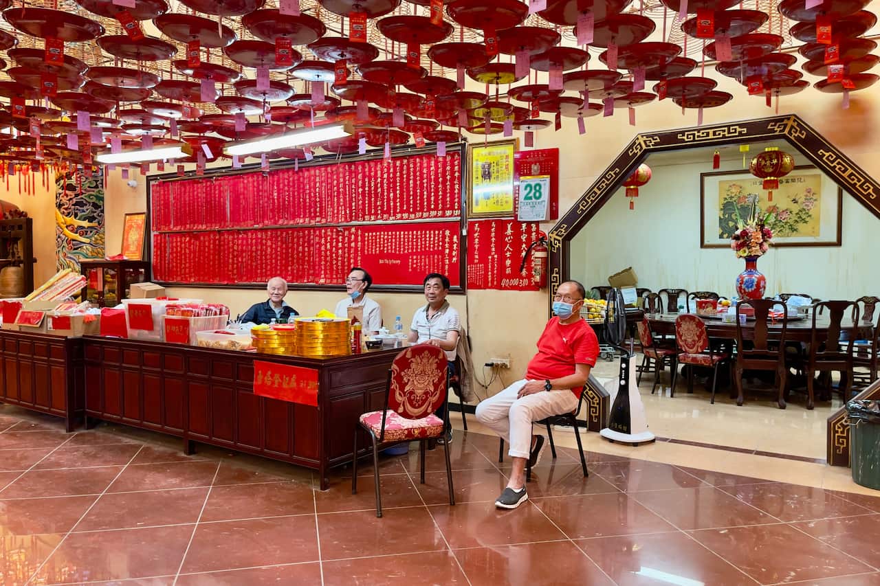 อาสาสมัครคนจีนที่มาช่วยงานวัดช่วงปีใหม่จีน