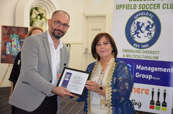 د. براء الربان يستلم شهادة تقديرية لمشاركته في أحد مهرجنات الجالية في ملبورن.png