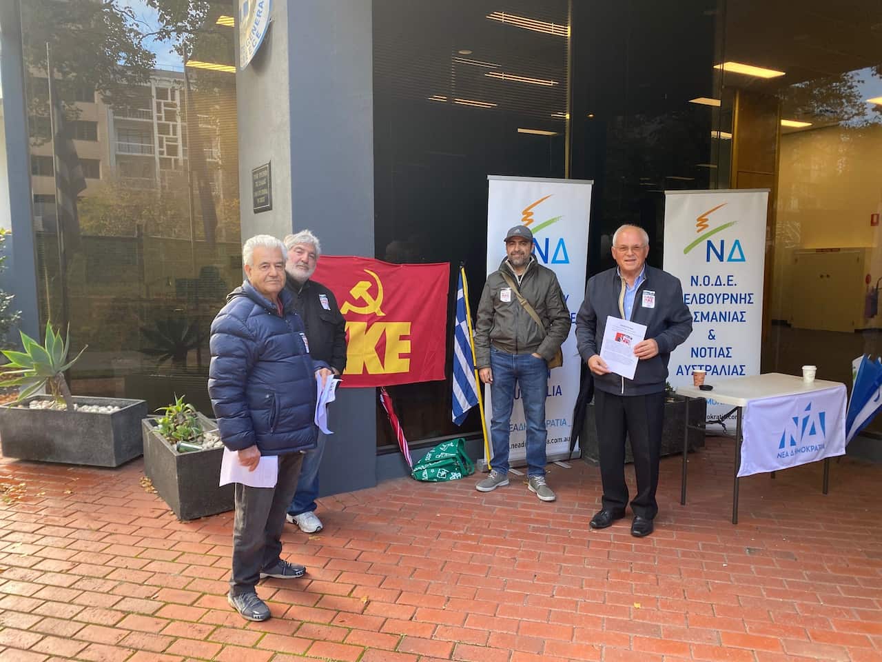 εξω από προξενείο.jpg