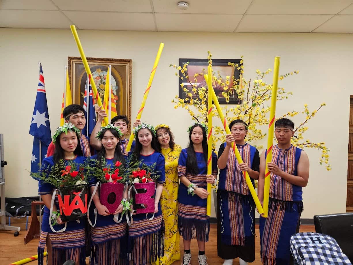 Nhóm múa Tây Nguyên của Trường Việt ngữ Nhi Đồng và cọ giáo phụ trách, 7-12-2024 (SBS).jpg