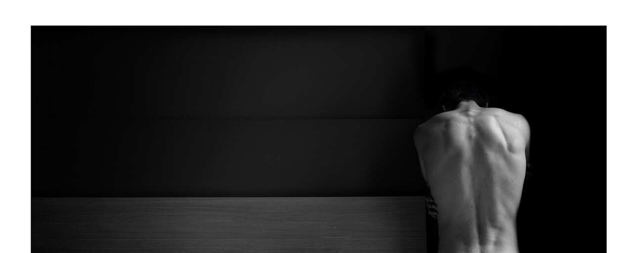 «MEN/STILL/SHOOTING»: Απομυθοποίηση του γυμνού σε έκθεση του Αυστραλο-Κύπριου φωτογράφου, Ross Spirou