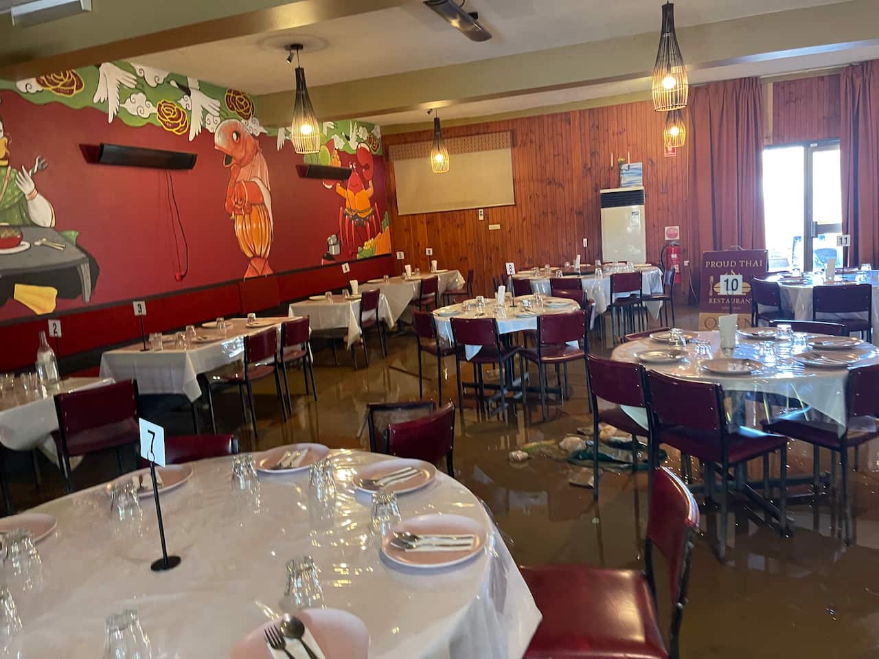 น้ำท่วมในร้านอาหารไทยที่เมืองมูรูปนา