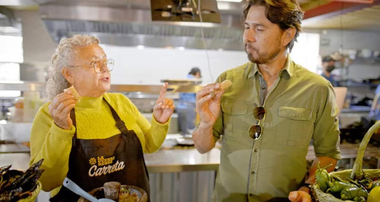 Episodio 1 Sabina y José comiendo tacos de salsa