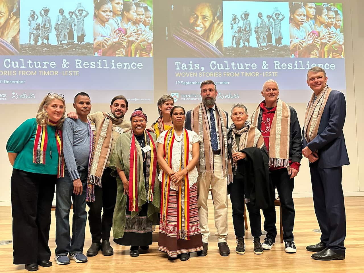 Participante sira iha Espozisaun no sympozium " Tais, kultura no Resilensia"