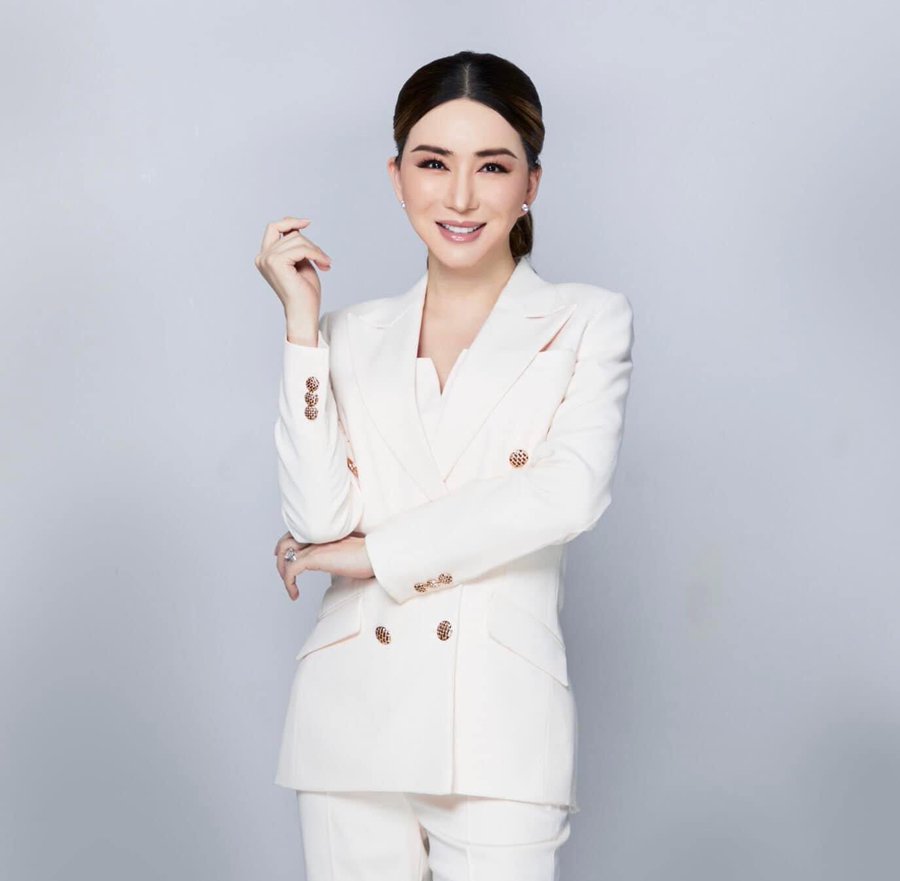 Anne Jakrajutatip.jfif