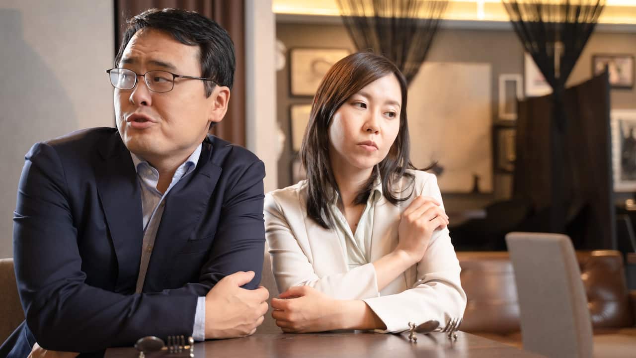 Settlement Guide: A man and a women experiencing miscommunication 