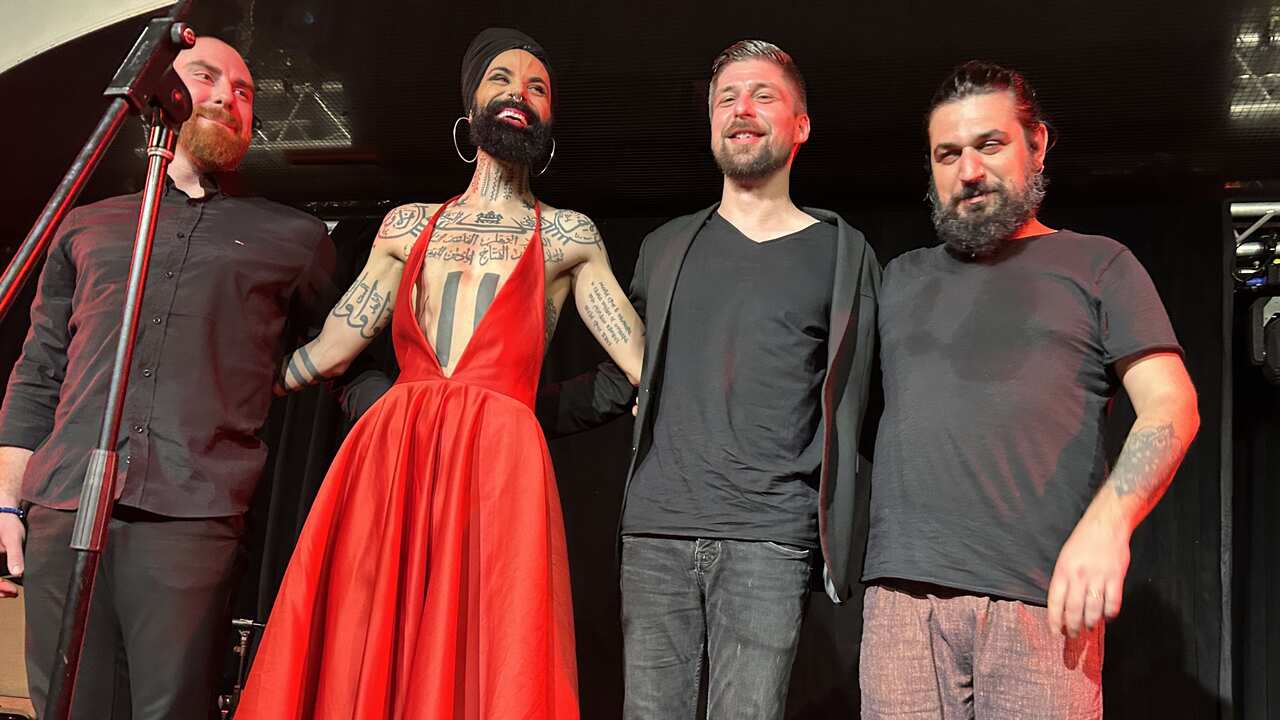 Božo Vrećo i muzičari.jpg
