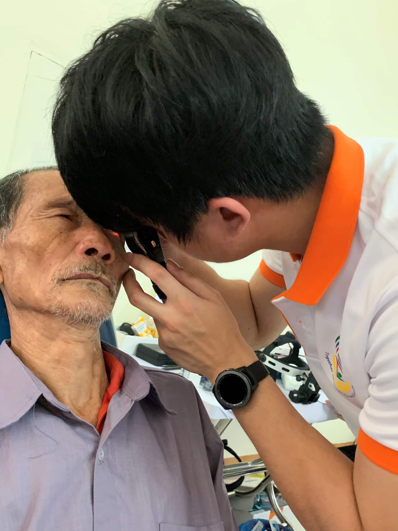 chữa mắt cho một cụ già.jpg