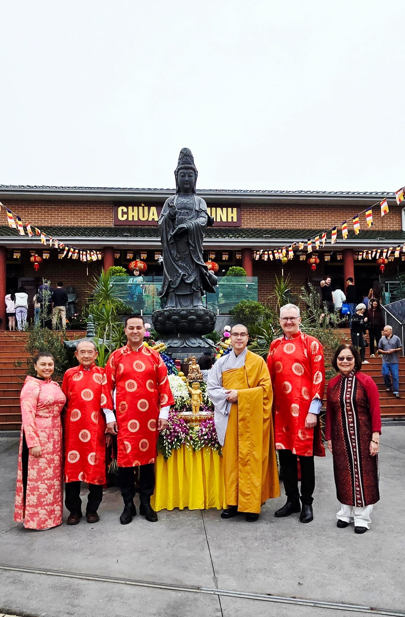 Ảnh tư liệu tại một hoạt động cộng đồng trước đây. Từ trái sang: Phó Thị trưởng Canterbury-Bankstown Rachelle Harika; bác sĩ Liêu Vĩnh Bình, người chủ trì Lễ hội Trung thu Bankstown; Thị trưởng Bilal El-Hayek; Thầy Thiện Đức; ông Tony Burke; và Tiến sĩ Mỹ Vân. Ảnh do bác sĩ Liêu Vĩnh Bình cung cấp.