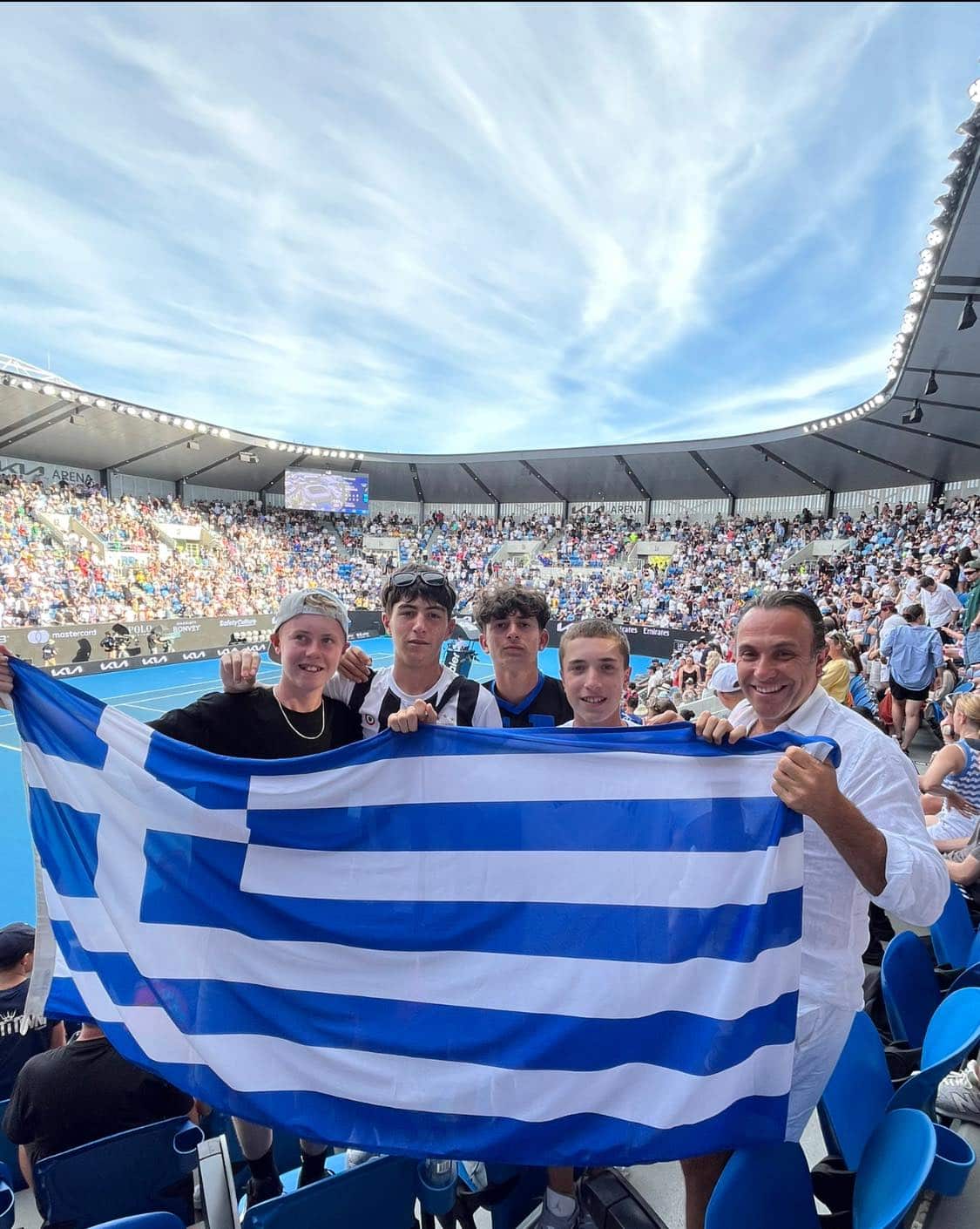 Μια παρέα υποστηρικτών του Θανάση Κοκκινάκη. Ο Θόδωρος Μητσινίκος και δίπλα του, ο γιος του Νικόλας, και μαζί τους οι φίλοι Gio Petrini, Mark Tribic και Oscar Whitmore. Όλα τα παιδιά συμμετέχουν στο Εθνικό Πρωτάθλημα Αντισφαίρισης. 