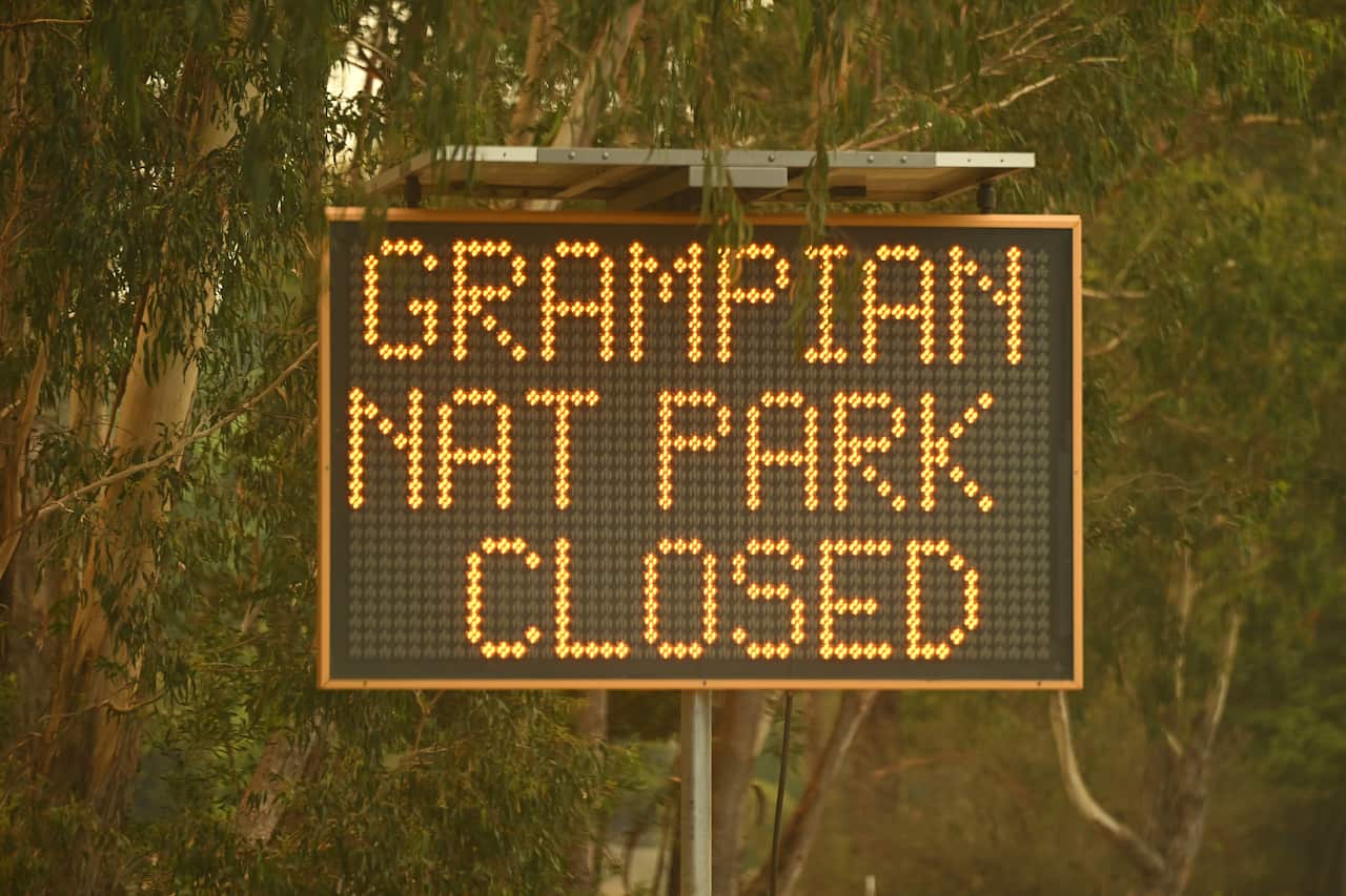 A sign that reads 'Grampian Nat Park Closed'.
