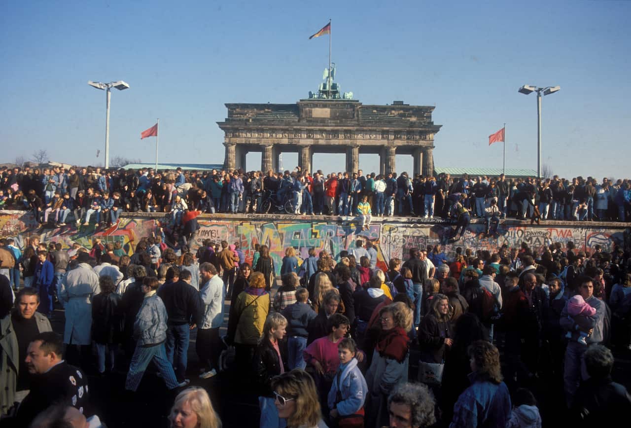 Germany / GDR, Berlin. The fall of the wall. People at Brandenburg Gate. 10.11.1989