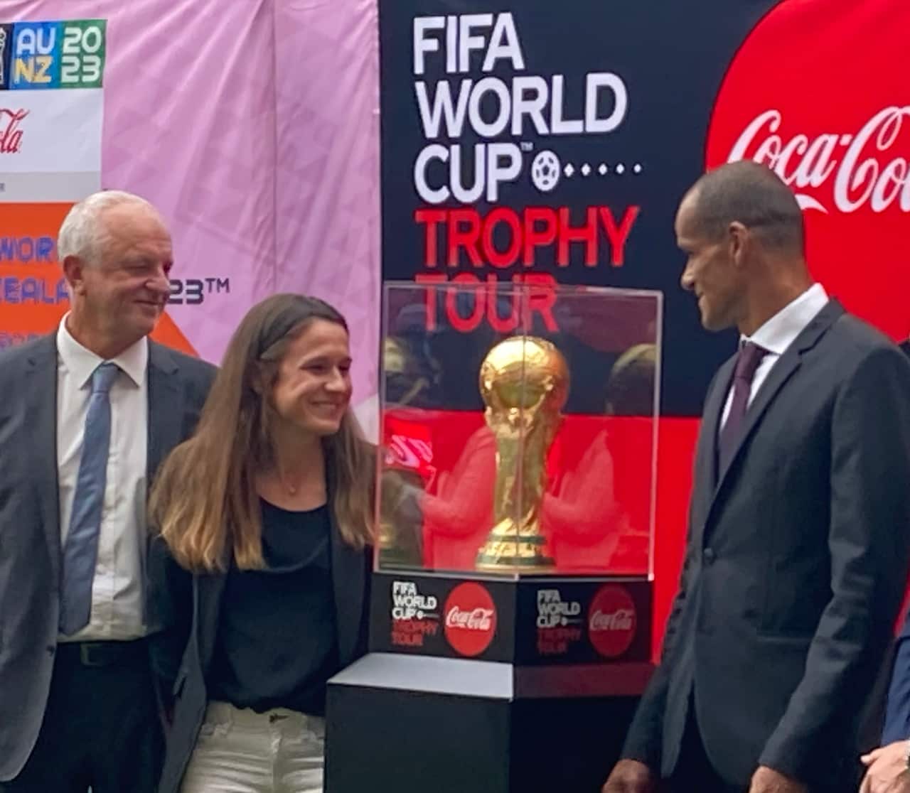 Arnold, O'Reilly, Rivaldo e troféu.jpg