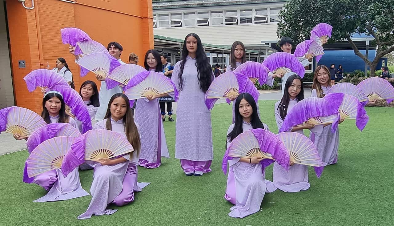 04 - Đội múa quạt trường Glenala.jpg