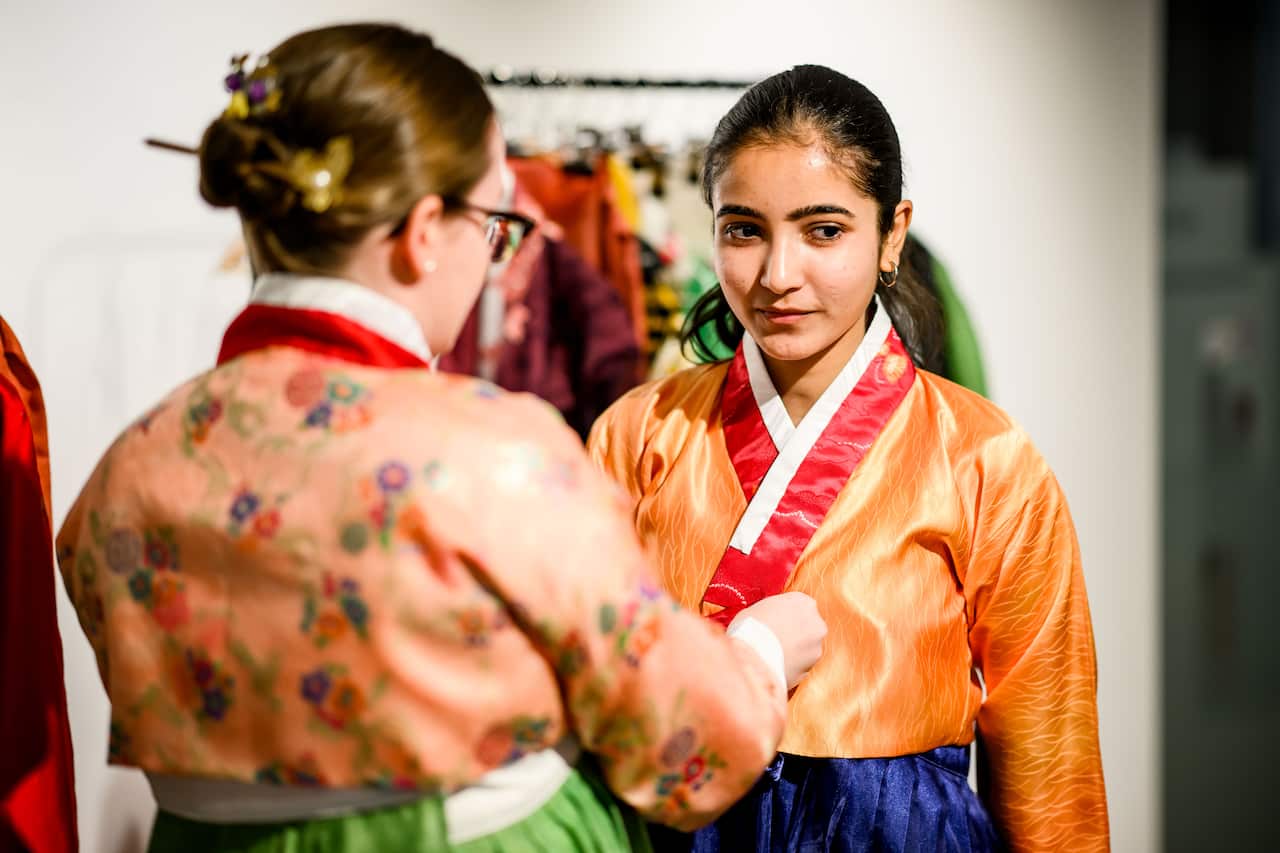 한복을 착용하는 참가자.jpg