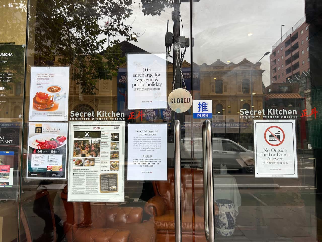 当天中午12点，FWO督察员在餐厅内对员工进行了随机调查。