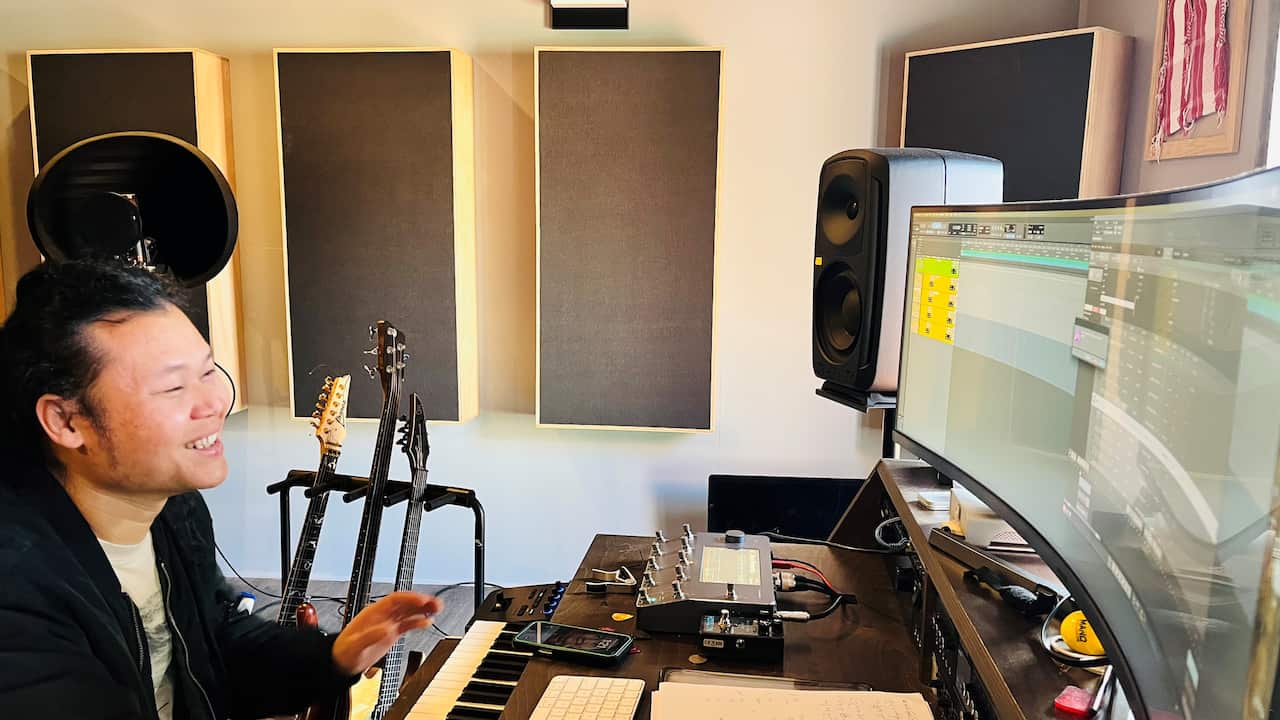 Eh Lay in his L A Record studio. Photo: SBS KAREN/SHAH PAUNG