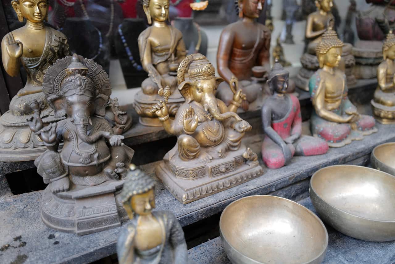 Các loại tranh tượng, pháp khí Phật giáo được bày bán rất nhiều ở Dharamshala.