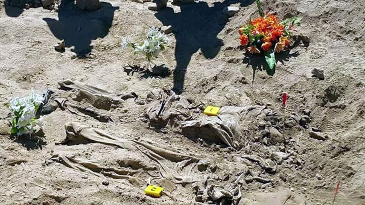 Human remains are found at a site believed to be a mass grave containing the bodies of Iraqi soldiers killed by Islamic State group militants (IS) in Tikrit, northern Iraq, 07 April 2015. (EPA/ALI MOHAMMED)