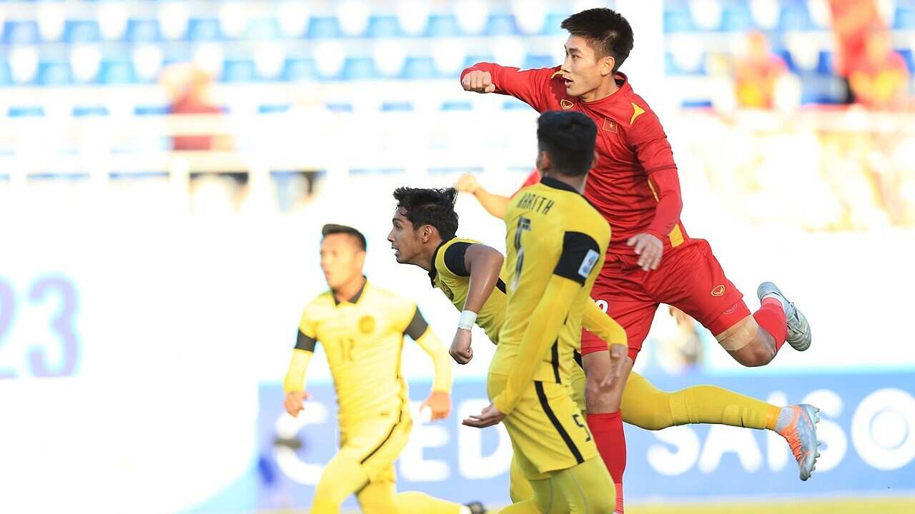 Nhâm Mạnh Dũng ghi bàn mở tỷ số