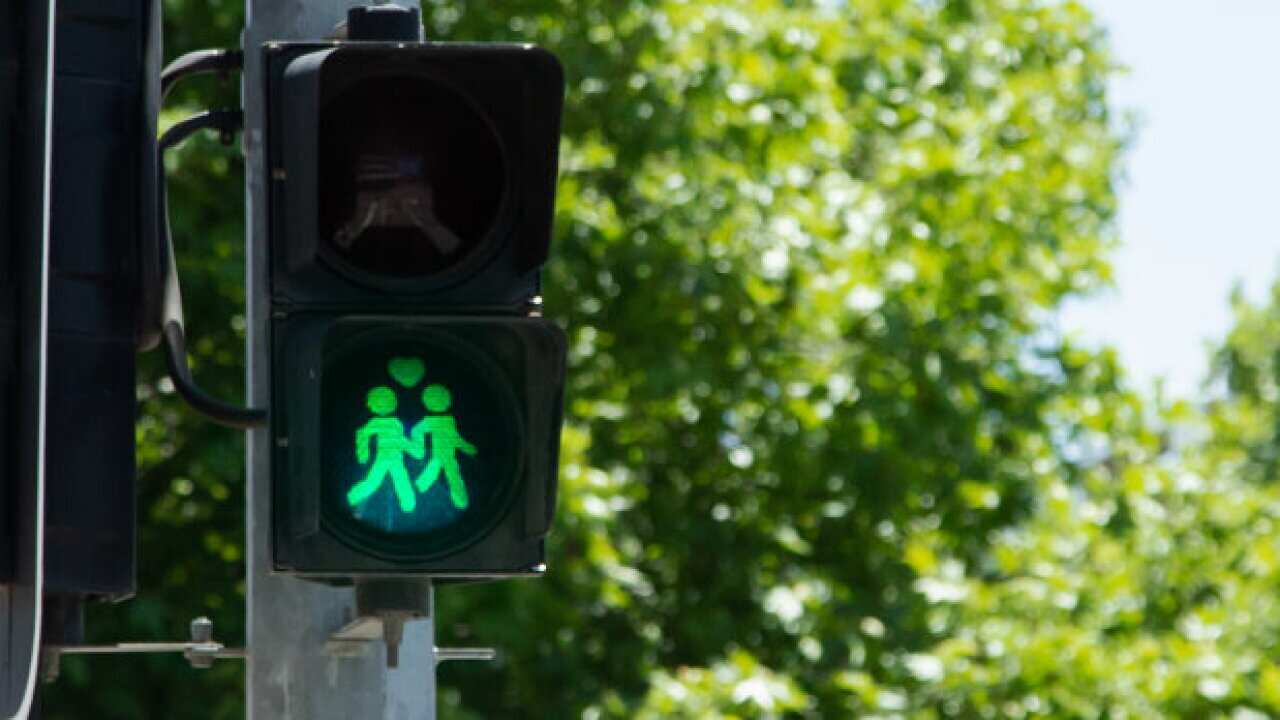 Same sex traffic lights