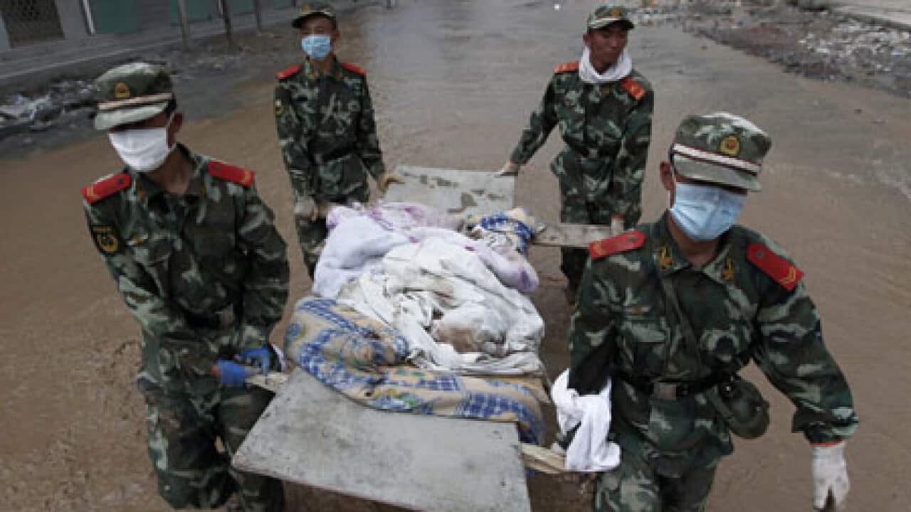 china_floods_stretcher_100810_B_EPA_2115386769