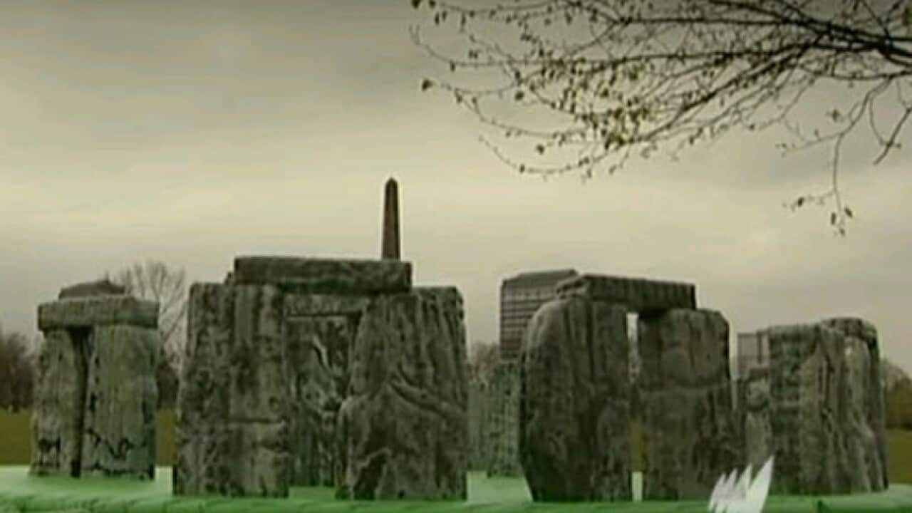 stonehenge_plastic_120420_b_bbc_1205003603