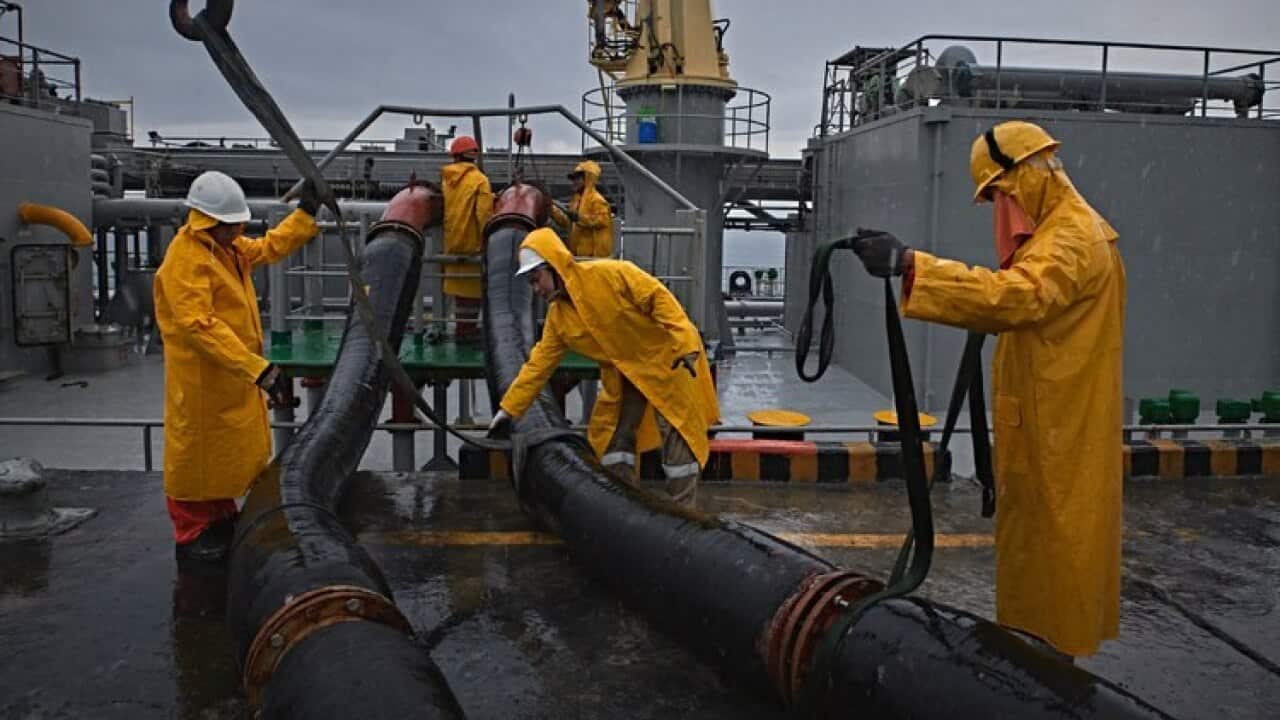 正在工作的海员们