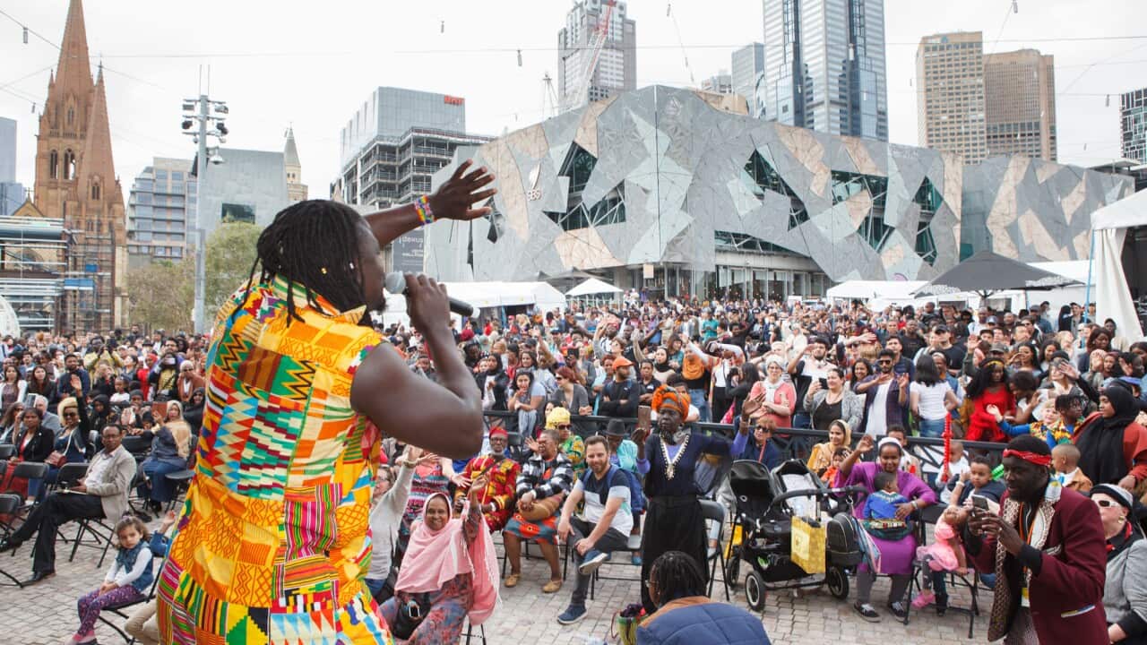 Msanii atoa burudani katika tamasha ya Muziki na Tamaduni yawa Afrika, Federation Square, Melbourne, Victoria