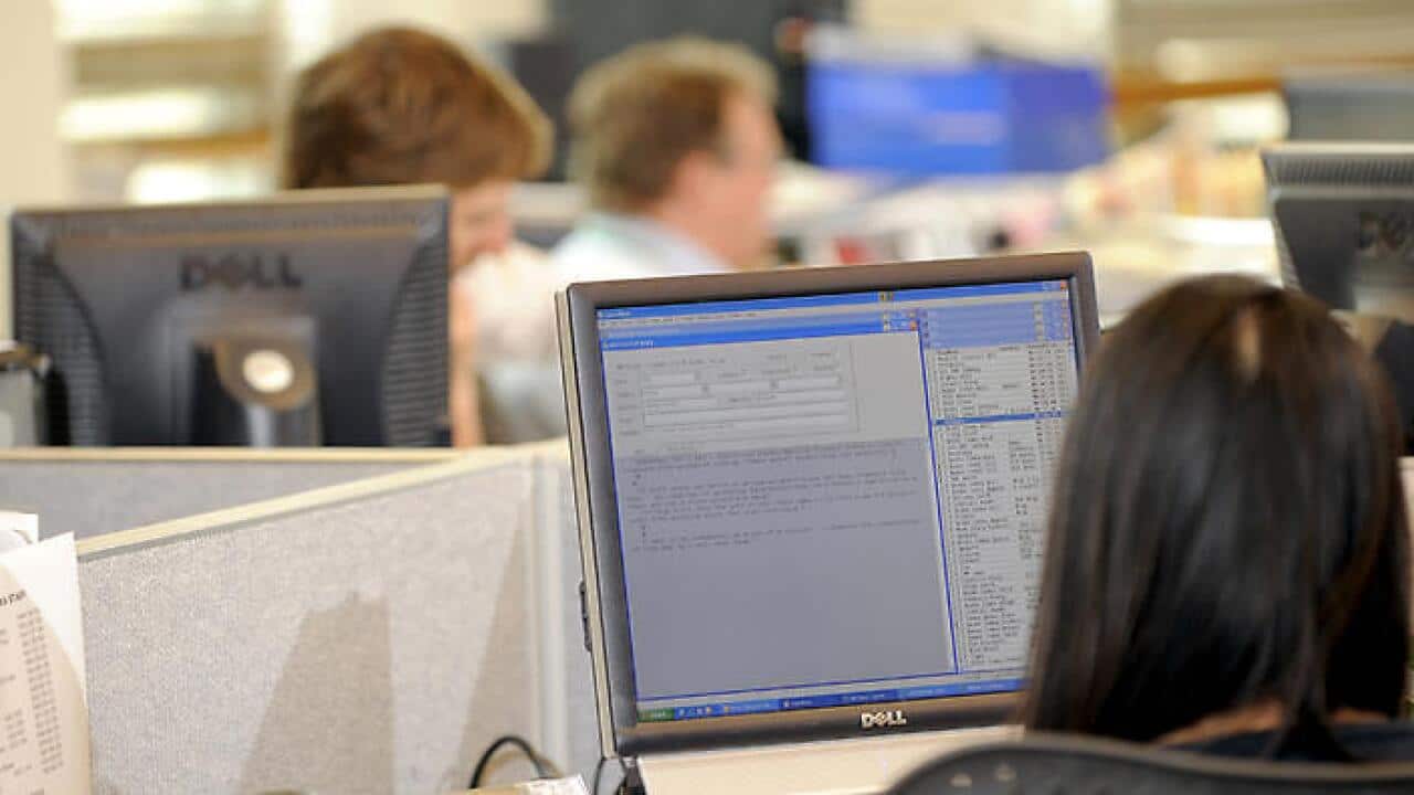 Office workers in Canberra, Friday, Oct. 2, 2009. (AAP Image/Alan Porritt) NO ARCHIVING