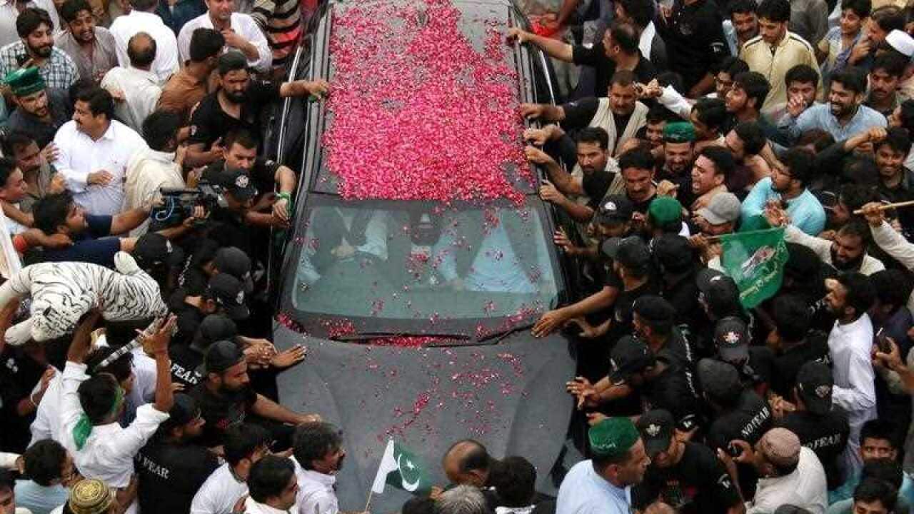 Pakistani supporters surround the vehicle carrying Nawaz Sharif.