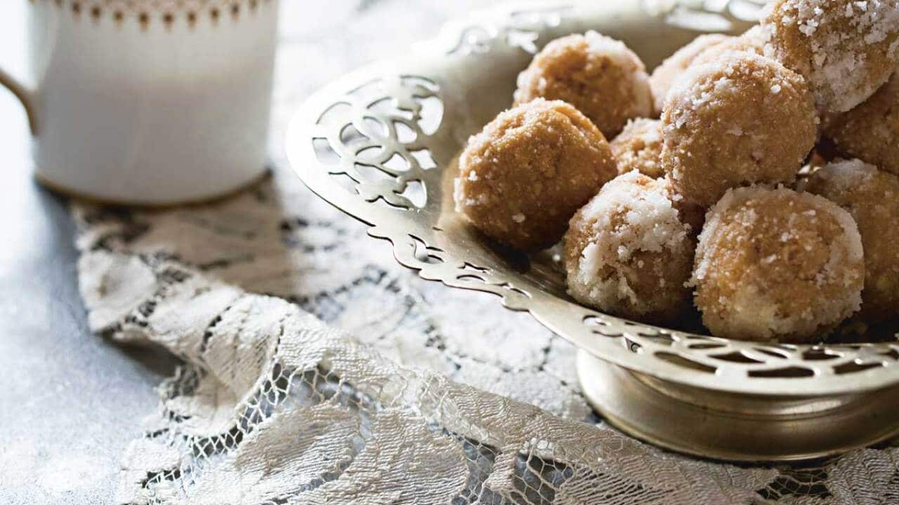 Badami zafran halva ladoo (ground almond and saffron balls)