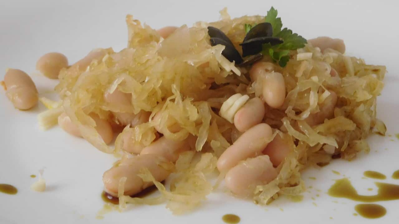 Solata s kislim zeljem in fižolom