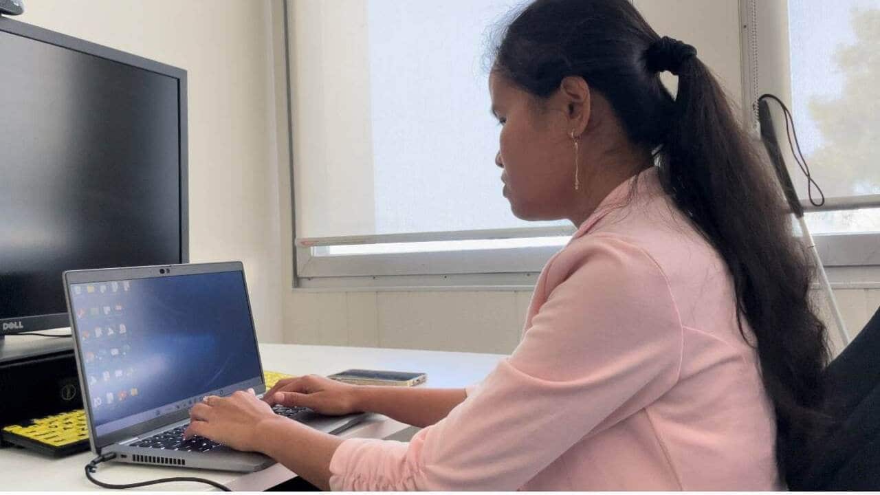 Min Chenda at University in Adelaide.jpg