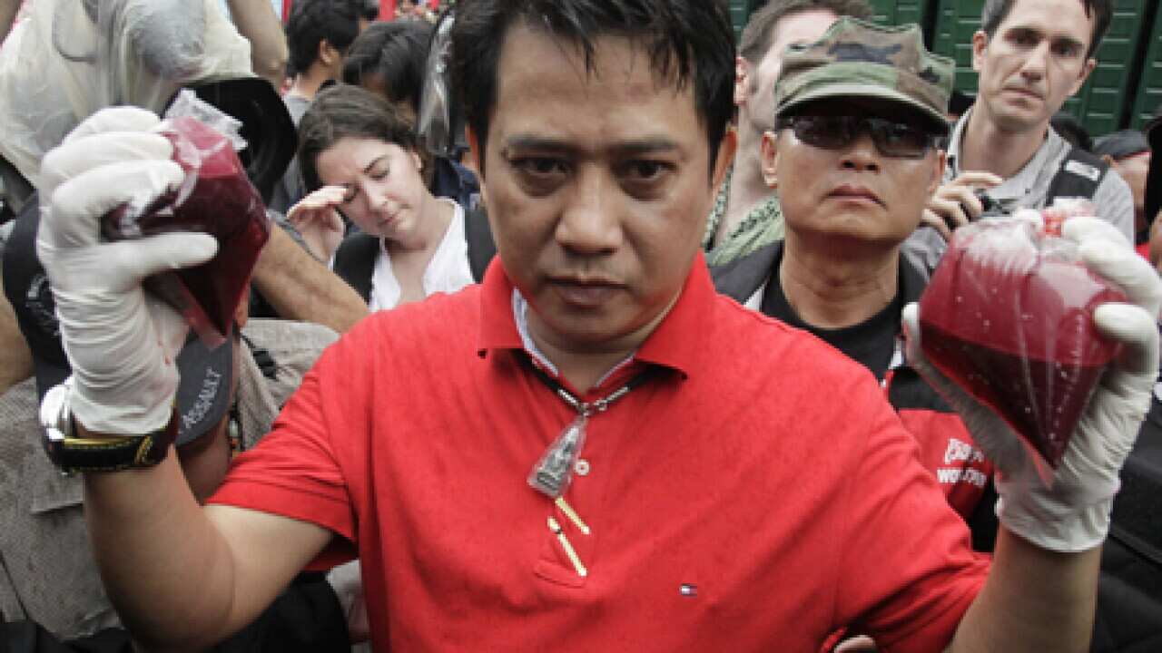 thai_protest_blood_100317_L_aap_1249064019