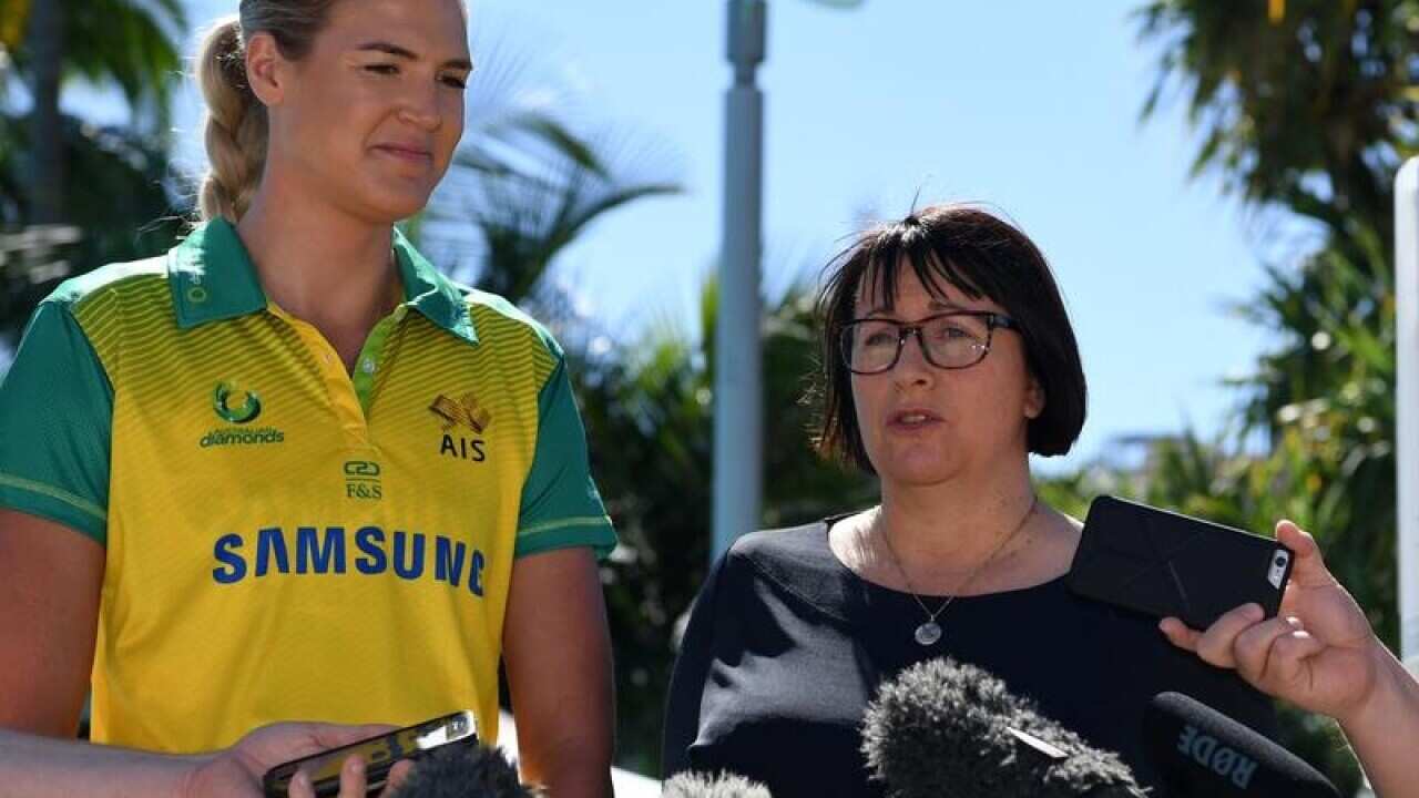 Diamonds coach Lisa Alexander (R)