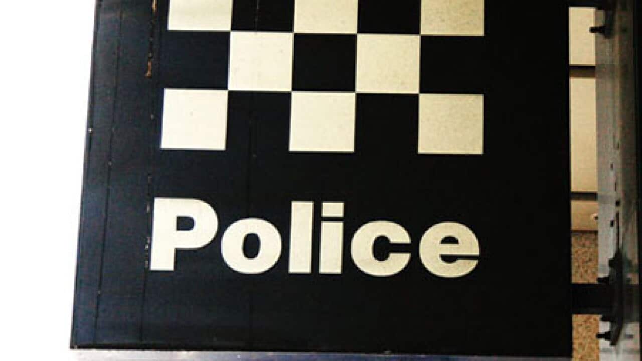 police_sign_3006_L_aap_1007164076