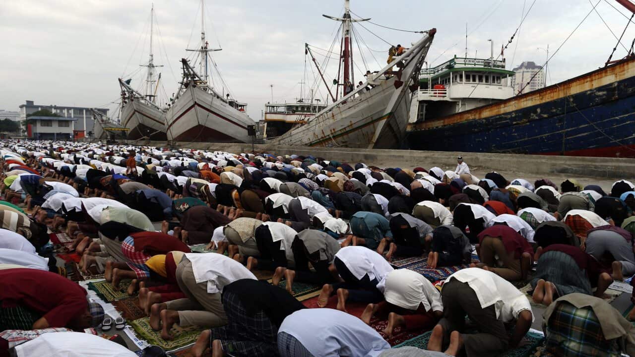 Indonesian Muslims attend Eid al-Fitr prayers at Sunda Kelapa port in Jakarta, Indonesia, 28 July 2014. (EPA)