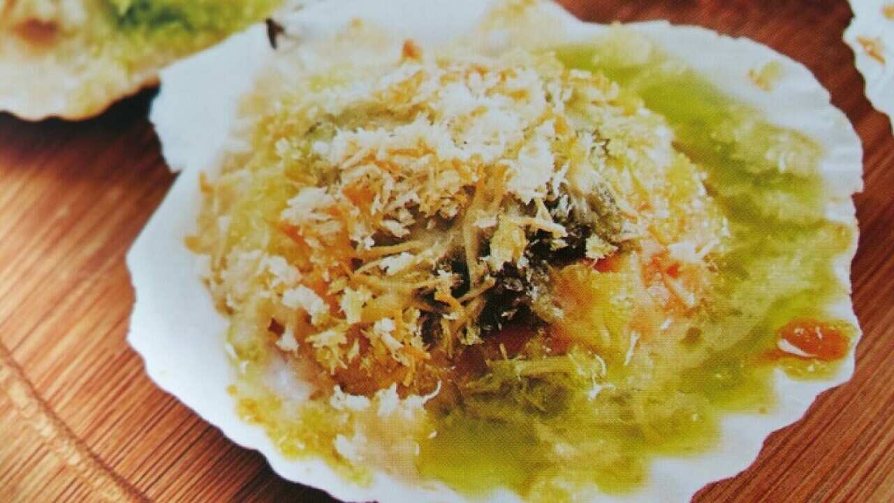 Baked scallops with pesto sauce