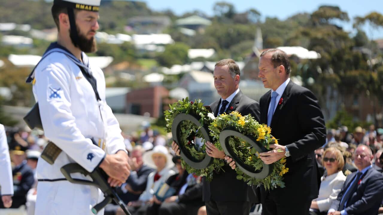 New Zealand Prime Minister John Key and Australian Prime Minister Tony Abbott laying wreaths at the ANZAC Peace Park, Albany WA.(AAP)