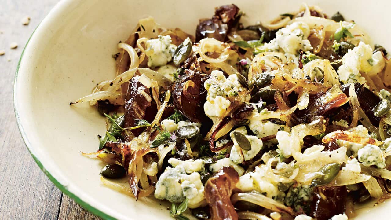 Blue cheese salad with dates