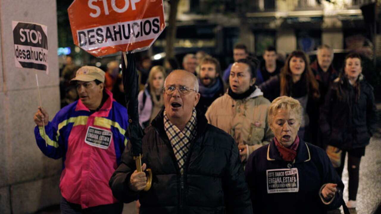 spain_protest_eviction_121110_aap_b_902436559