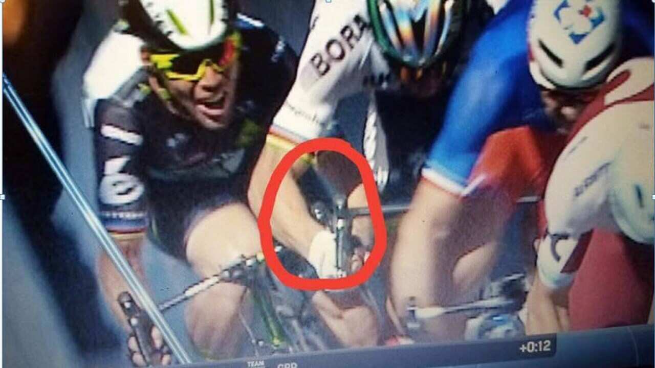 Marc Cavendish stuck in Peter Sagan bike