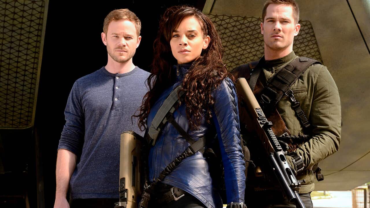 Aaron Ashmore, Hannah John-Karmen and Luke Macfarlane in Killjoys