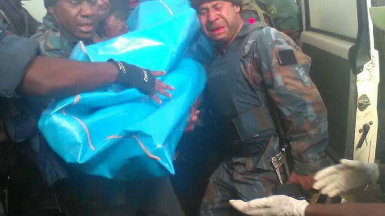 Body of slain PNG police officer being transported by colleagues
