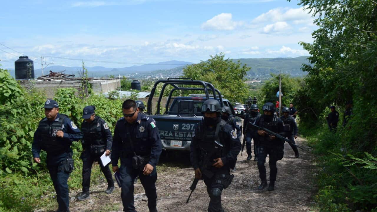 Mexican police arrive on site of a mass grave